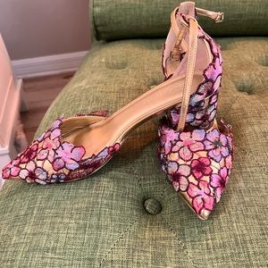 Romantic and floral 1 inch heels. Gorgeous wedding guest shoes - size 10